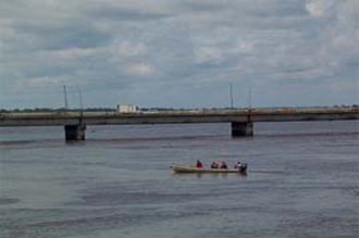 Une voiture échoue dans un fleuve, un mort