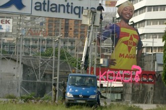 COTE D'IVOIRE: Des poseurs de guirlandes sous haute protection !