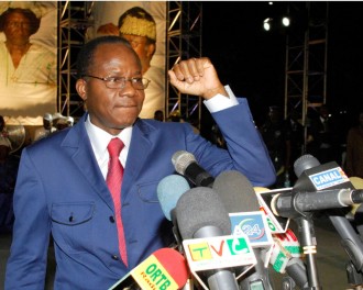 Elections Benin 2011 : Des affiches de UN arrachées par les militaires, la LEPI livrée, Robert Dossou rassure