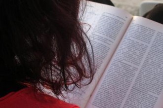 Deux agents de la Direction Générale des Bourses et Stages du Gabon (DGBS) suppriment illégalement la bourse d'un étudiant gabonais en France.