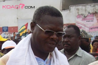 La foule s'invite au procès d'Obuts