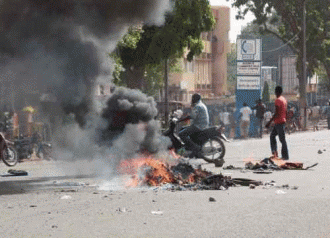TRIBUNE: Banques et commerces fermés à  Ouagadougou après une nuit agitée 