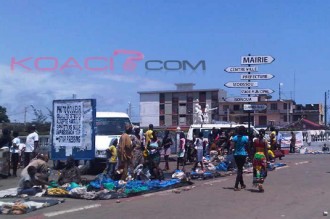 COTE DÂ’IVOIRE : Les trottoirs se transforment en marché