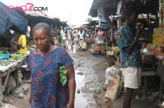Les revendeuses du marché de Hanoukopé dans la boue