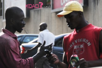 Des civils aux commandes dans les carrefours : quand bénévolat et mendicité créent la confusion