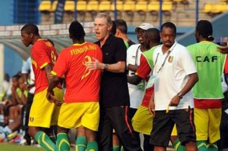 GUINÉE : Syli National, Michel Dussuyer vers la sortie 