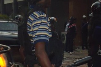 SENEGAL: Vote des Militaires et para-militaires ce week-end : les émeutes continuent à  Dakar ! « Wade veut faire comme Gbagbo » selon Me El Hadji diouf
