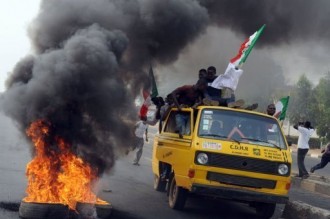 NIGERIA: Pour calmer le jeu, le gouvernement se résigne à  ne pas augmenter le prix de l'essence