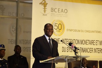 COTE D'IVOIRE : Alassane Ouattara ne va pas voir Yayha Jammeh, rentre et préside un conseil des ministres !