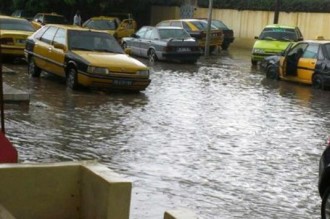SÉNÉGAL : Fortes pluies à  Dakar : le cortège présidentiel bloqué sous les eaux !