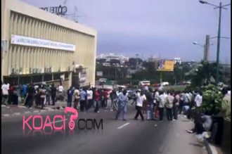 COTE D'IVOIRE : A Abidjan, la pluie disperse une manifestation de policiers en colère 