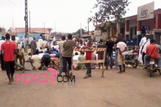 COTE D'IVOIRE : On barre la route pour prier ! 