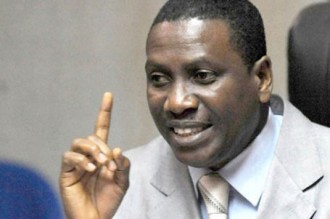 Le procureur veut un an ferme contre les journalistes et cherche toujours le corbeau