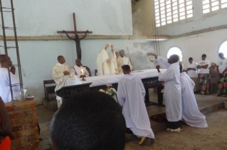 BÉNIN : Un fidele vole l'argent de la quête