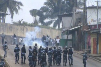 Près de dix mille manifestans défient la répression policière à  libreville