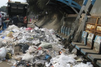 Les éboueurs en grève arrêtés par la police