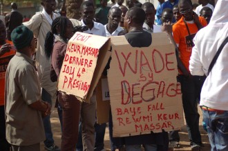 SENEGAL: Candidature de Wade: Colère noire du peuple Sénégalais: Mort d'un policier !