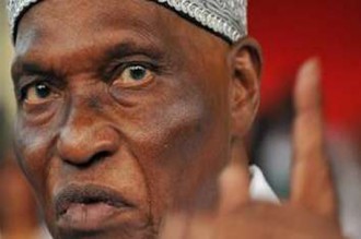 En pleine campagne électorale, Wade récolte des huées et de jets de pierres