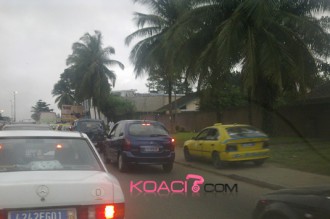 COTE D'IVOIRE: A Abidjan, on roule aussi sur les trottoirs
