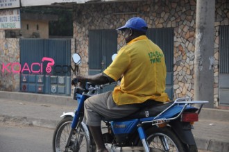 Boni Yayi sur un zémidjan pour aller au service