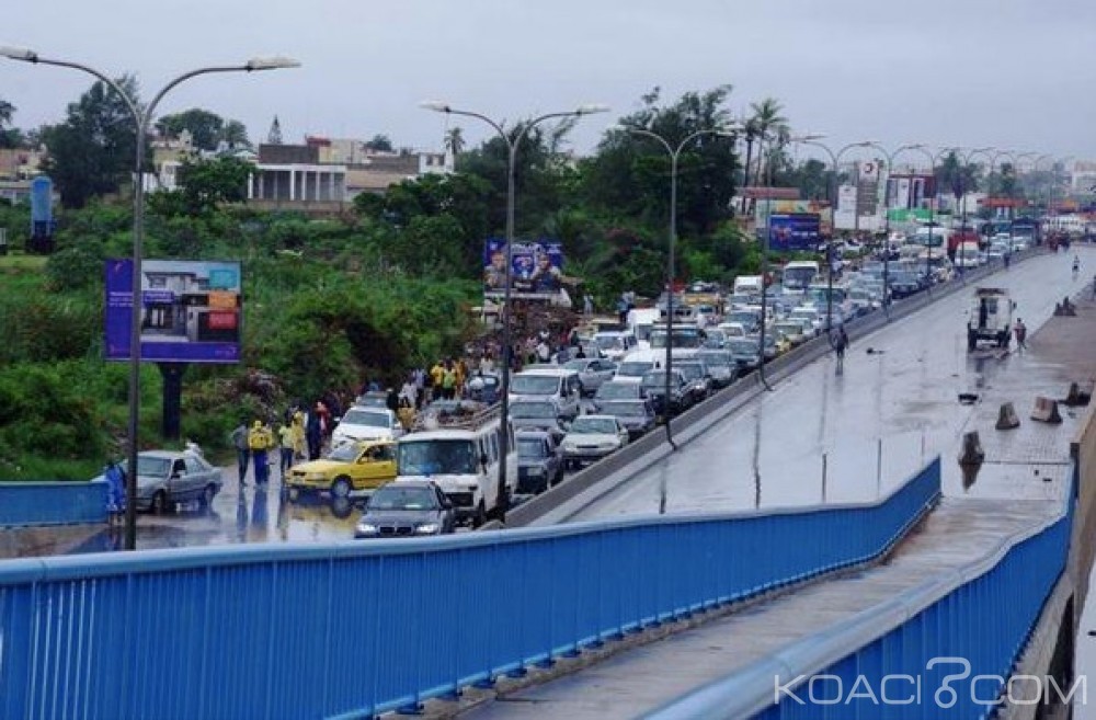 Sénégal : Les routes de Dakar impraticables, les taxis empruntent les  passerelles des piétons sur l'autoroute à  péage