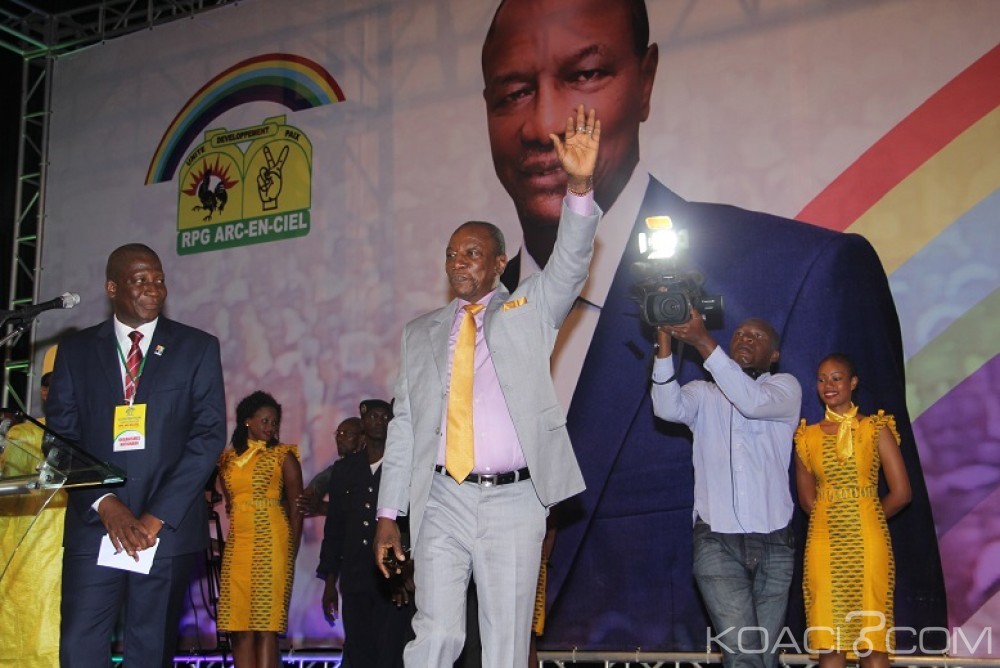 Guinée:  Alpha Condé dépose sa candidature et signe un accord avec l'opposition pour des élections «apaisées»