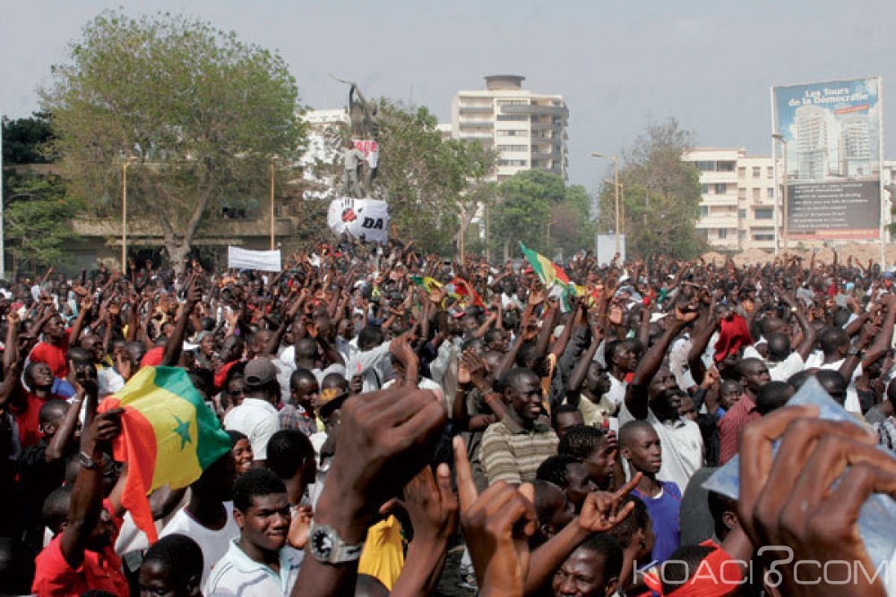 Sénégal : Le cos-m23 exige un avant projet de constitution au président Sall pour éviter une loi référendaire en package