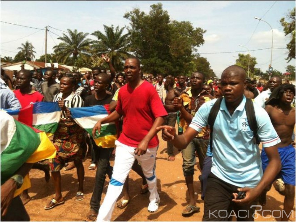 Centrafrique: Catherine Samba Panza regagne un pays au bord du chaos, des tirs à  l'arme lourde se font entendre