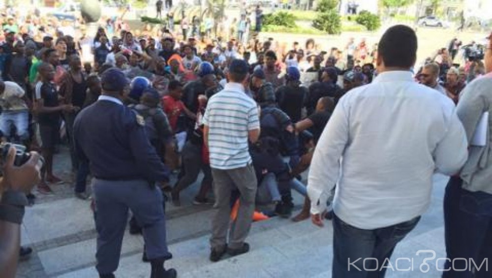 Afrique du Sud: Une manifestation étudiante vire à  l'affrontement devant le parlement