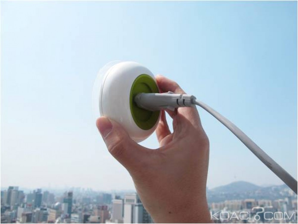 Monde: Une prise électrique solaire qui se colle aux vitres