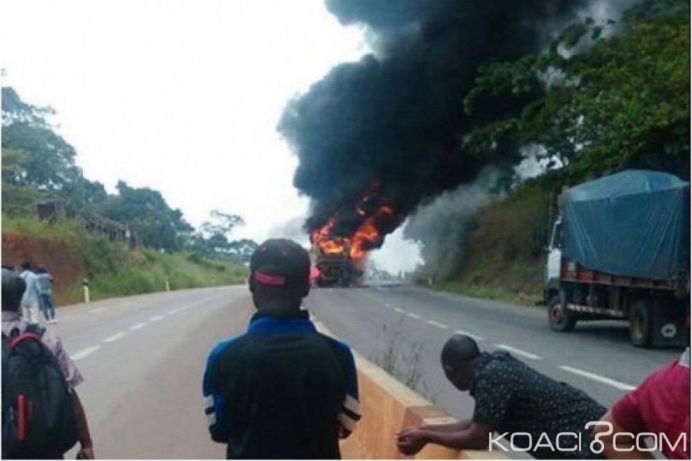 Cameroun: Sur l'axe Yaoundé-Douala, spectaculaire incendie d'un bus de transport des passagers
