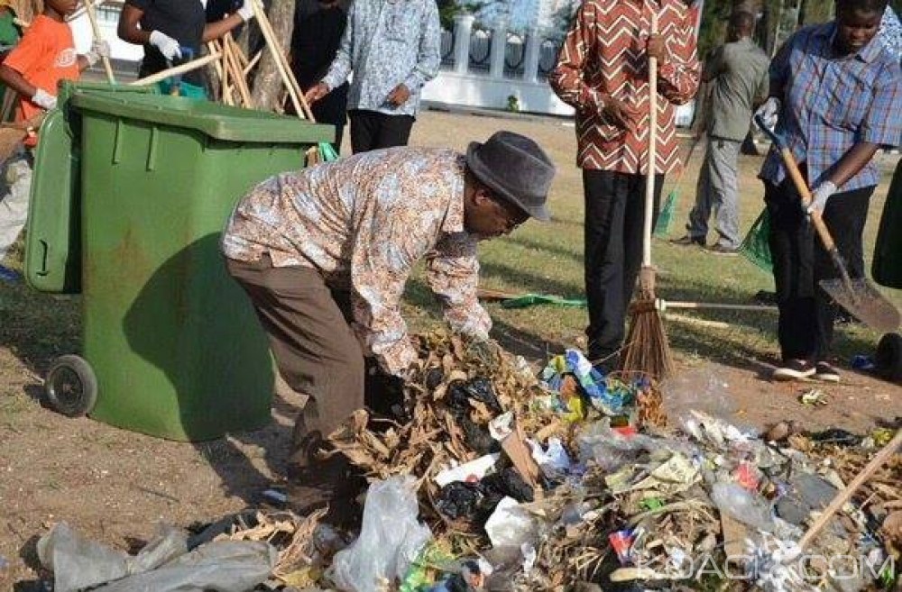 Tanzanie: Le Président  John ”ª”ŽMagufuli”¬ en citoyen ramasse les ordures à  Dar es Salaam