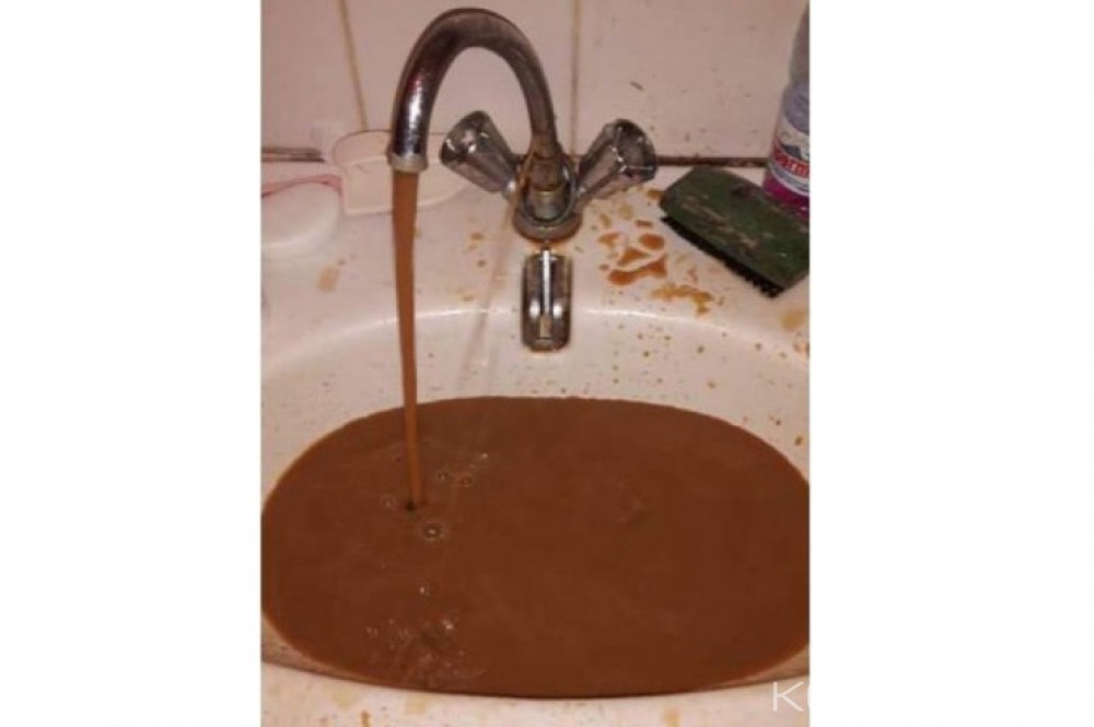 Cameroun : Douala, inquiétudes autour de l'étrange couleur de l'eau «potable» qui coule des robinets
