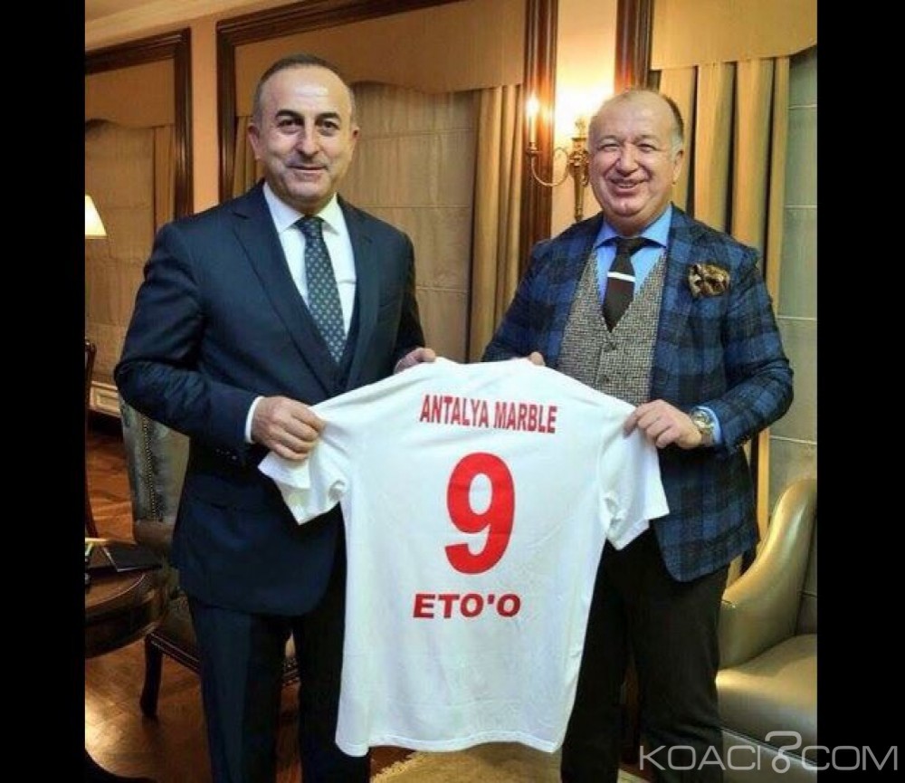 Cameroun: Samuel Eto'o offre son maillot au chef de la diplomatie Turque