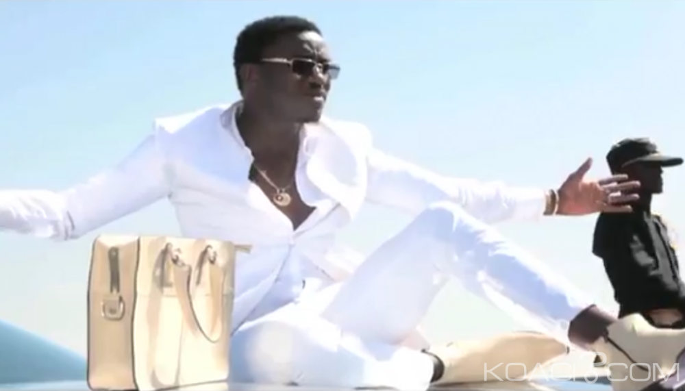 Sénégal: Le sac féminin du chanteur Waly Seck fait débat