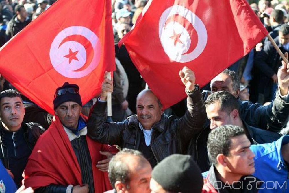 Tunisie: Grogne des policiers devant le palais présidentiel pour une hausse des salaires