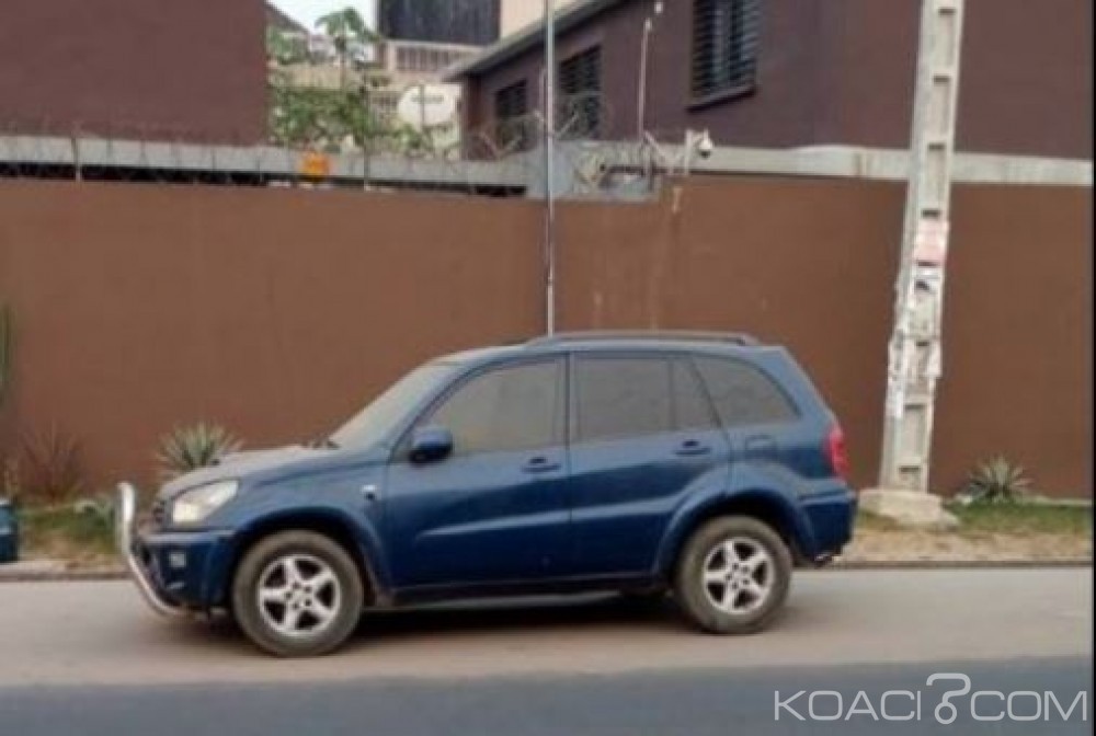 Côte d'Ivoire : Un véhicule stationné depuis des semaines devant un dispensaire à  Cocody