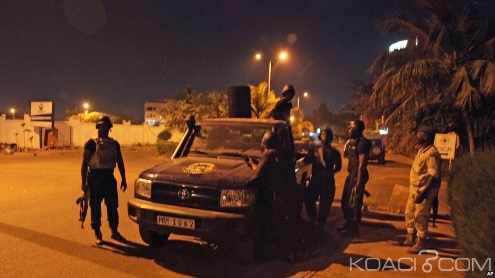 Mali:  Blessé,  l'un des  auteurs de l'attaque d'un hôtel de  Bamako réussit à  s'échapper