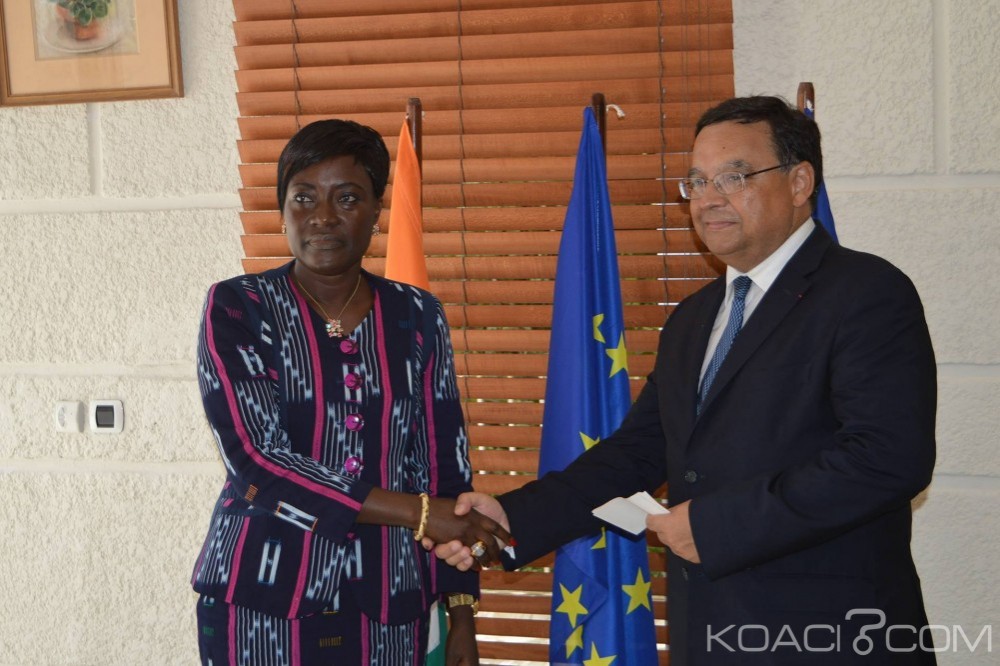 Côte d'Ivoire:  Attaque de Grand-Bassam, Mariatou Koné remet des chèques pour les victimes allemandes et françaises
