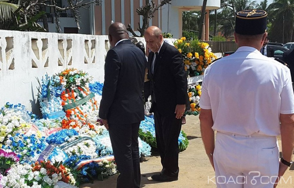 Côte d'Ivoire: Grand-Bassam, Jean-Yves Le Drian dépose une gerbe de fleur et réaffirme l'engagement de la France à  lutter contre le terrorisme