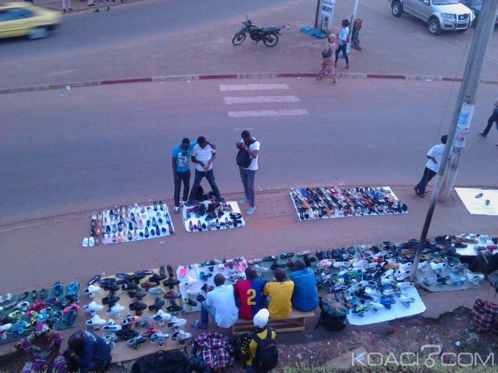 Cameroun: Yaoundé, les vendeurs de chaussures prennent d'assaut trottoirs et carrefours et les transforment en marchés