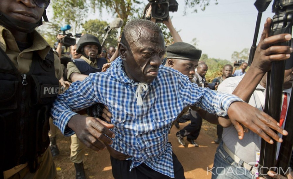 Ouganda: Le chef de l'opposition  Kizza Besigye  inculpé de trahison