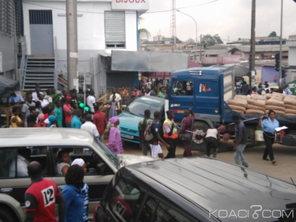 Côte d'Ivoire: Célèbre carrefour Riviera 2, des vendeuses d'Attiéké et des usagers frôlent la mort