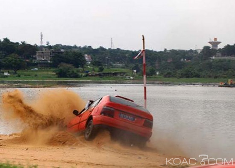 Côte d'ivoire: Un Taxi quitte la chaussée et manque un plongeon dans la lagune
