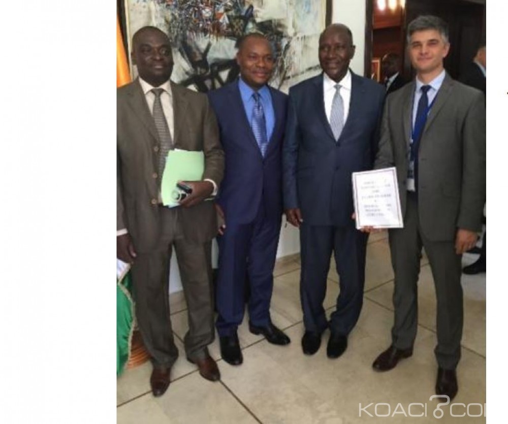 Côte d'Ivoire: Production de blocs en béton, Duncan témoin de la signature d'un contrat de construction d'une nouvelle ligne de production