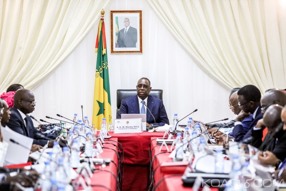 Sénégal: Sall passe 4 jours en banlieue pour un conseil des ministres décentralisé, l'opposition dénonce une campagne électorale déguisée