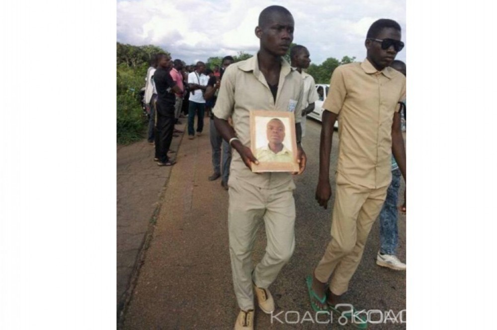 Côte d'Ivoire: Vêtus de kaki, les élèves rendent un dernier hommage au Bachelier mort à  la proclamation