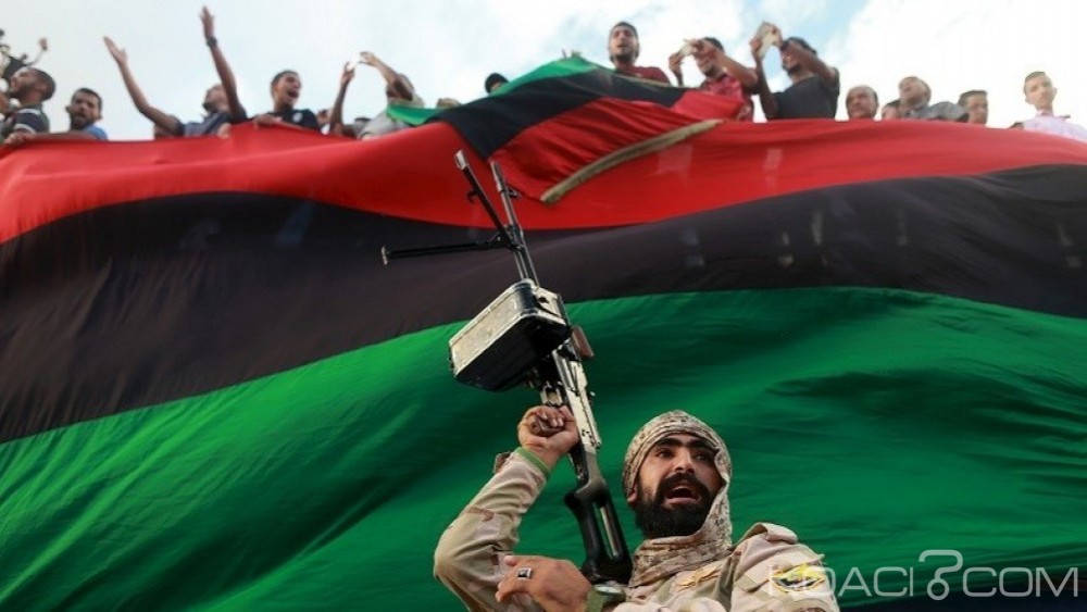 Libye:  Un kamikaze tue 15  soldats alliés au  général Haftar  à  Benghazi