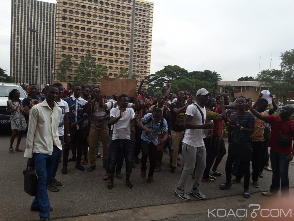 Côte d'Ivoire: BTS 2016, à  quelques jours du début des examens,  des candidats sans convocations manifestent  à  la cité administrative