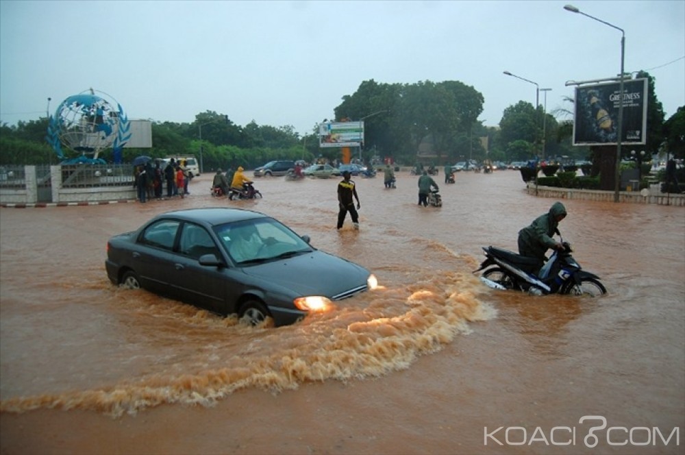 Burkina Faso: Le président Kaboré sur les zones inondées de Ouagadougou